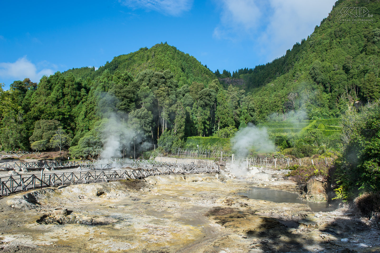 Lagoa das Furnas - Caldeiras Furnas is a volcano crater and the caldera is still active. At various points around Lagoa das Furnas you can see steam sources and holes in the ground. The local restaurants cook their stews 'Cozido nas Caldeira' in these pools. Stefan Cruysberghs